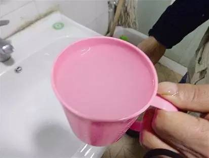 自來(lái)水發(fā)白